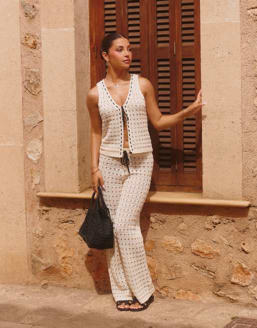 Esclusiva The Frolic x Lydia Kara - Coordinato da spiaggia color crema con pantaloni e gilet con finiture all'uncinetto
