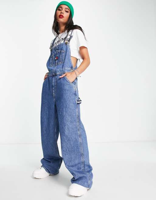 Esclusiva Tommy Jeans x ASOS - Salopette lavaggio medio dal taglio ampio