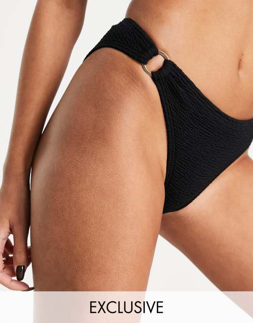Esclusiva Wolf & Whistle Taglie Comode - Slip bikini sgambato nero stropicciato con dettaglio ad anello 