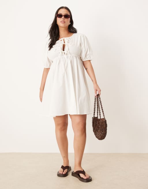 Esmée Curve – Exklusives Strand-Minikleid in Weiß mit Puffärmeln und Bindedetail vorne, 2 von 4