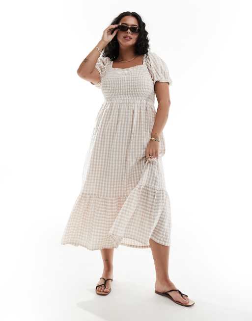 Esmée Curve – Gerafftes Maxi-Strandkleid mit Puffärmeln und Vichy-Karo in Beige und Weiß , 3 von 4