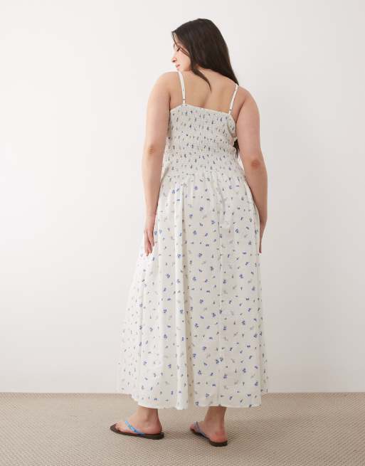 Esmée Curve – Gesmoktes Maxi-Strandkleid in Blau mit Blümchenmuster und tiefer Taille, 4 von 4