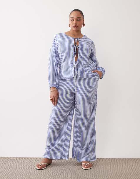 Esmée - Curve - Gestreepte strand co-ord set met gestrikte voorkant in blauw en wit - view 1