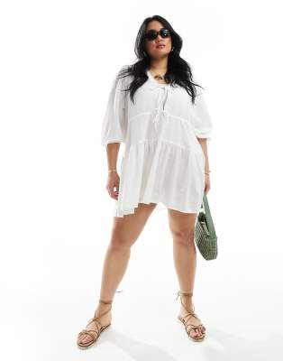 Esmee Curve – Gestuftes, gesmoktes Mini-Strandkleid mit Schnürung vorne in Weiß
