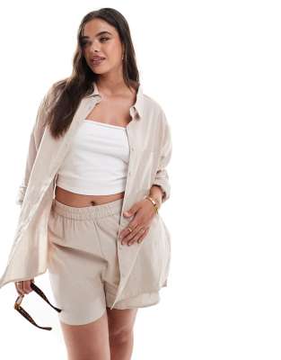 Esmee Curve - Oversized strandskjorte med lange ærmer og tekstur i havrefarve - Kun hos ASOS - view 1