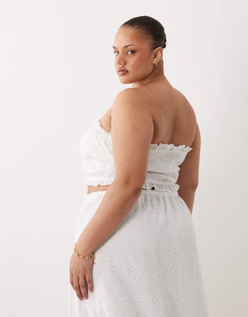 Esmee Curve – Vit, broderad crop top med bandeau-ringning och knytning framtill, 4 av 4