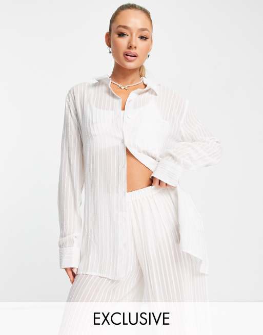 Esmee Exclusive – Biała koszula plażowa z prześwitującego materiału w paski