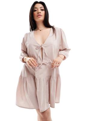 Esmée - Exclusive Curve - Langärmliges, gestuftes, kurzes Strandkleid aus Leinenmix in Hellbeige mit geschnürter Vorders...