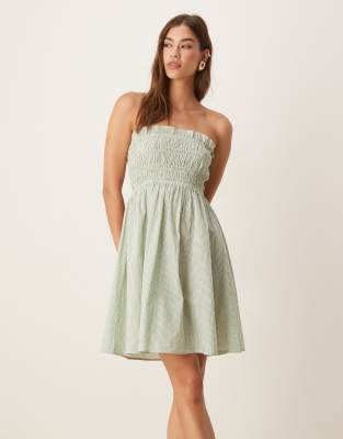 Esmée - Exclusive - Gesmoktes, schulterfreies Mini-Strandkleid mit Streifen in Grün
