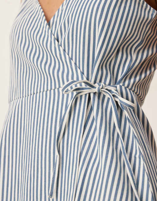 Esmée – Exclusive – Kurzes Strand-Wickelkleid in Jeansblau gestreift mit seitlicher Schnürung, 3 von 4