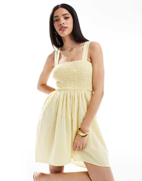 Esmée – Exclusive – Kurzes Strandkleid in Gelb mit gesmoktem Detail - view 1