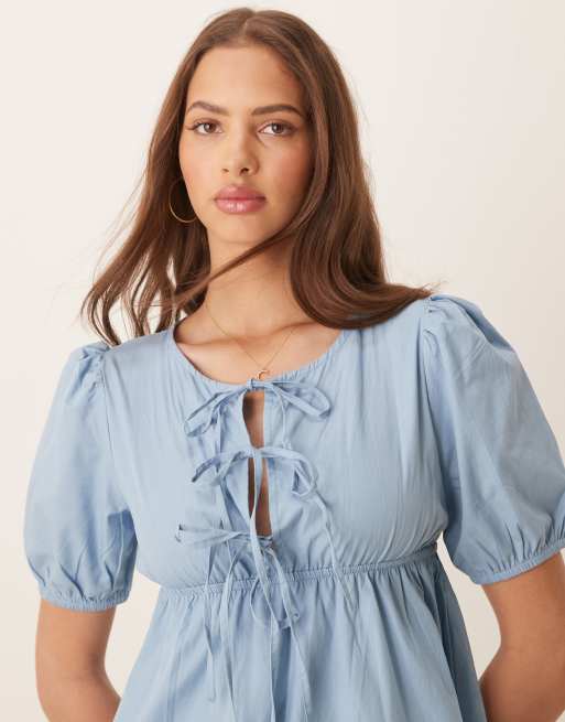 Esmée – Exclusive – Kurzes, vorne gebundenes Strandkleid in Staubblau mit Puffärmeln, 3 von 4