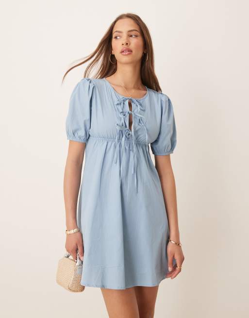 Esmée – Exclusive – Kurzes, vorne gebundenes Strandkleid in Staubblau mit Puffärmeln, 4 von 4