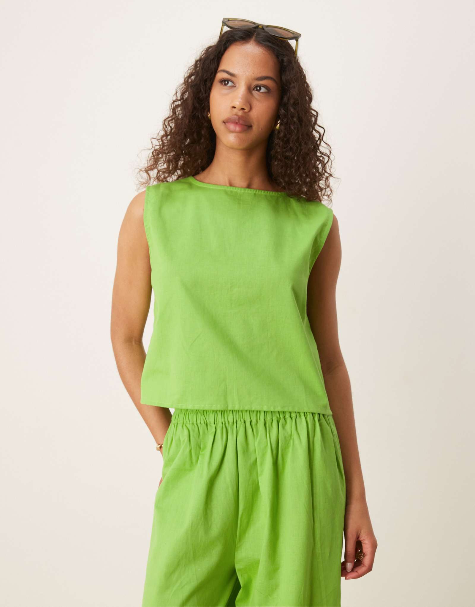 Пляжный укороченный топ Esmee Exclusive linen look зеленого цвета