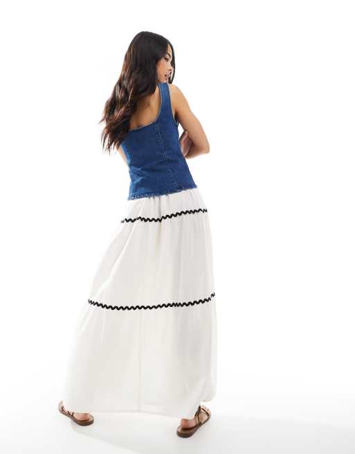 Esmée Exclusive ric rac maxi tiered beach skirt in white and black, 4 of 5