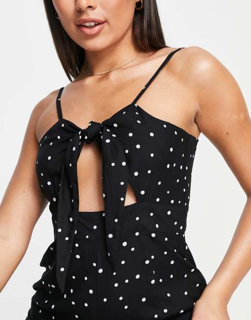 Esmee – Exclusive – Svart, prickig strandjumpsuit med knytning framtill, 4 av 4