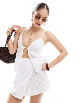 Esmée Exklusiv - Vorne gebundenes cropped Strand-Top in weißem Häkeldesign