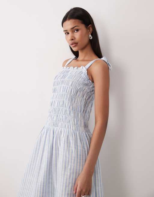 Esmee – Gesmoktes Maxi-Strandkleid in Blau und Weiß gestreift mit gebundenen Trägern, 2 von 4