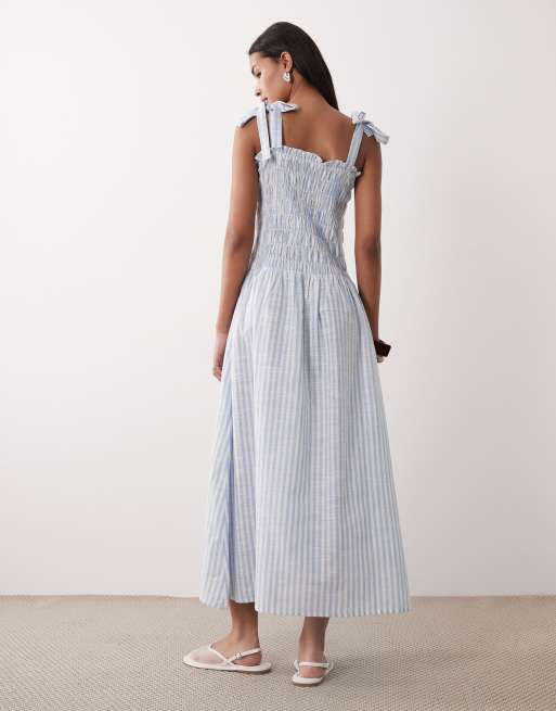 Esmee – Gesmoktes Maxi-Strandkleid in Blau und Weiß gestreift mit gebundenen Trägern, 3 von 4