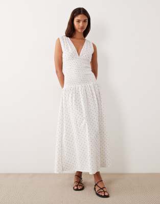 Esmée - Gesmoktes Maxi-Strandkleid in Weiß mit schwarzen Punkten und mittelhoher Taille