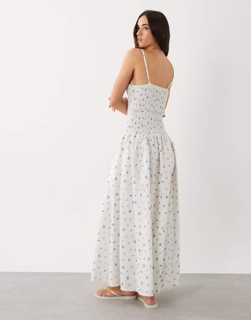 Esmée – Gesmoktes Maxi-Strandkleid mit Blümchenmuster in Blau und tiefer Taille, 4 von 4