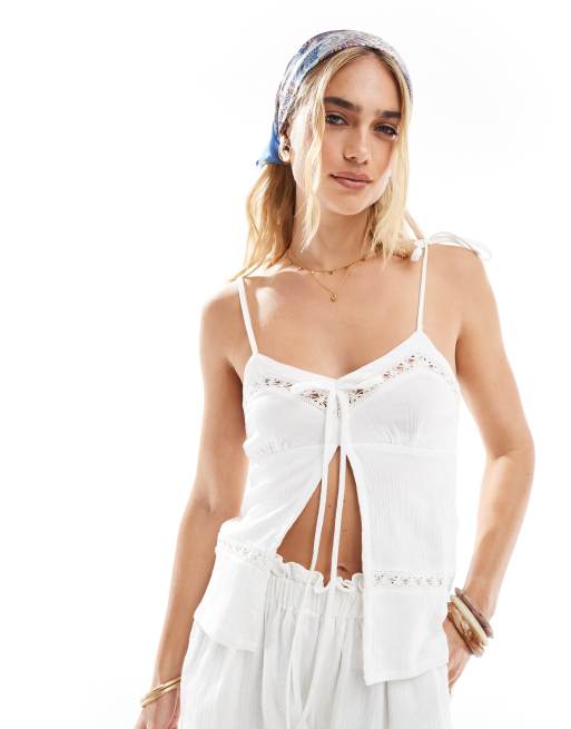 Esmée - Hvid strand-croptop med bindestropper, bindebånd foran og blondeudskæringer foran - Kun hos ASOS, 2 af 4