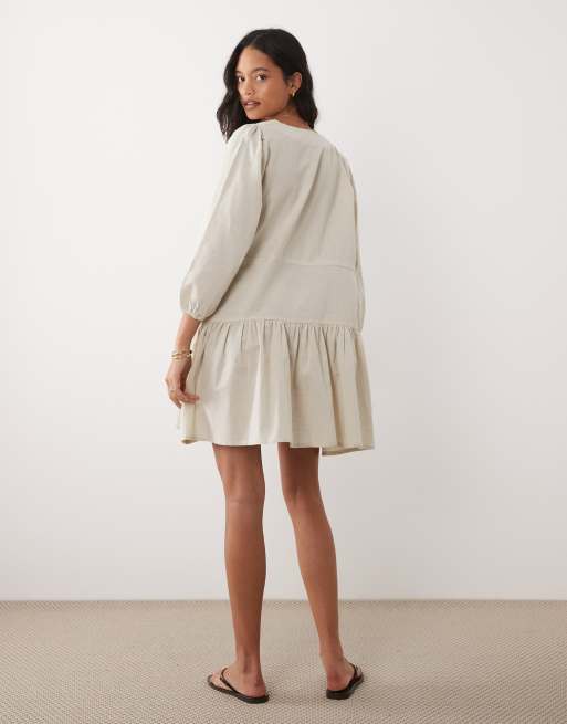 Esmée – Langärmliges, gestuftes, kurzes Strandkleid aus Leinenmix in Hellbeige mit geschnürter Vorderseite, 3 von 4