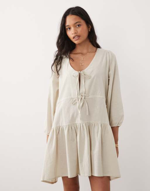 Esmée – Langärmliges, gestuftes, kurzes Strandkleid aus Leinenmix in Hellbeige mit geschnürter Vorderseite, 4 von 4