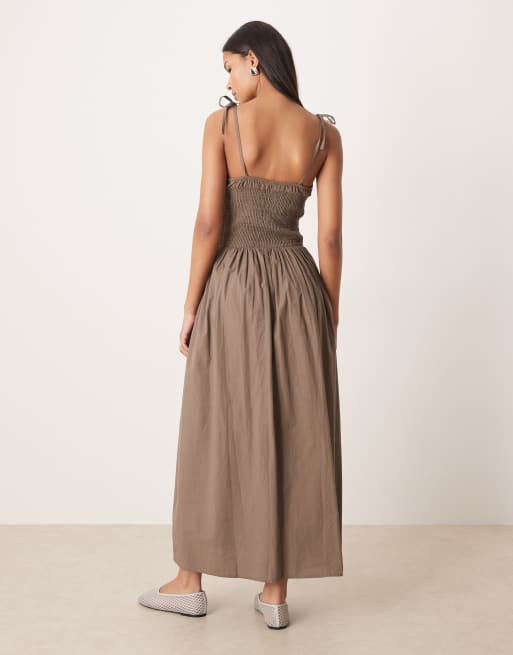 Esmee - Maxi strandjurk met gesmokt detail in bruin, 2 van 4