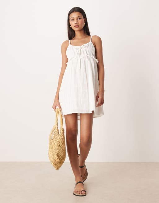 Esmee – Mini-Strandkleid in strukturiertem Weiß mit gebundener Vorderseite und Riemchenträgern, 3 von 4