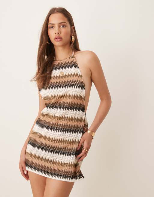Esmée – Neutral, chevronmönstrad, stickad strandklänning i minilängd med halterneck, exklusivt hos ASOS, 3 av 4