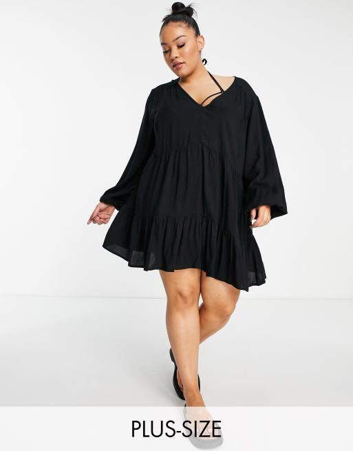 Esmée Plus – Exklusives, gestuftes Mini-Hängerkleid in Schwarz mit langen Ärmeln für den Sommer 