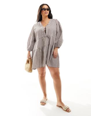 Esmee Plus - Lagdelt smock-strandminikjole med bindebånd foran i mørkebrun gingham