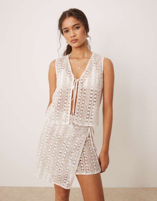 Esmee – Rosa och grön kostymväst med knytning framtill i broderie anglaise, exklusivt hos ASOS