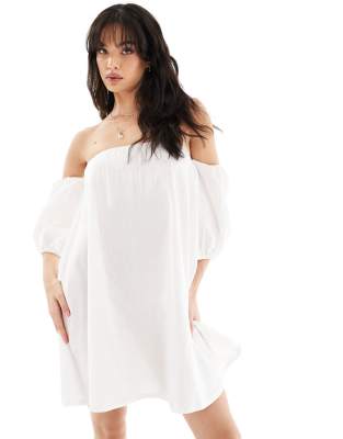 Esmée - Schulterfreies, langärmliges Mini-Strandkleid in Weiß mit Puffärmeln