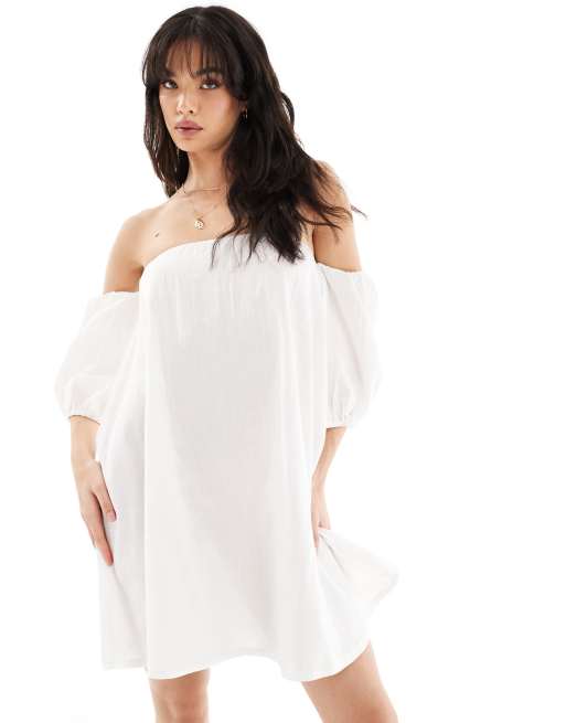 Esmée – Schulterfreies, langärmliges Mini-Strandkleid in Weiß mit Puffärmeln