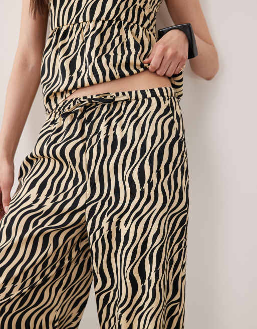 Esmee - Strandbroek met gestrikte voorkant in crème met zebraprint, deel van co-ord set, 2 van 5
