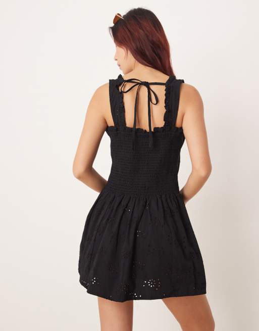 Esmee – Svart, skir strandklänning i minilängd och broderie anglaise, 4 av 4