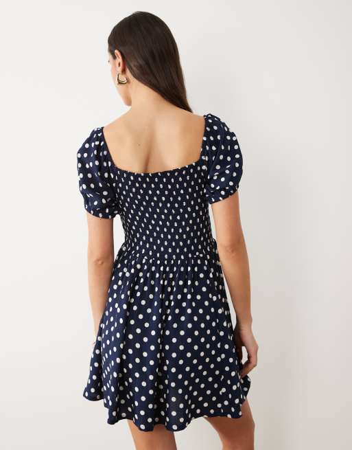 Esmée - Vestito da mare corto blu navy a pois con maniche a sbuffo e allacciatura sul davanti, 4 di 4