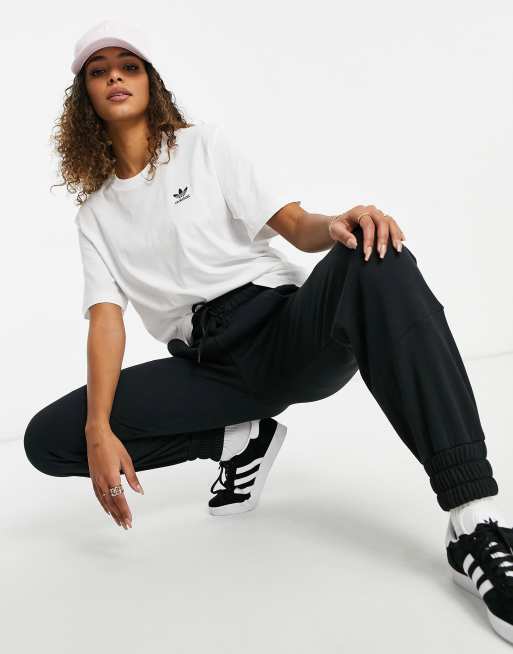  Essential minilogo t-shirt i hvid fra adidas Originals