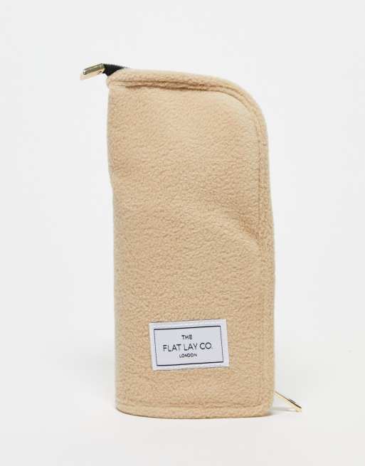 Estuche vertical para brochas beis de borreguito con forro con estampado de guepardo exclusivo de The Flat Lay Co. x ASOS 