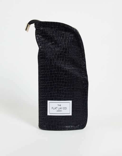 Estuche vertical para brochas negro de efecto piel de cocodrilo exclusivo de The Flat Lay Co. x ASOS