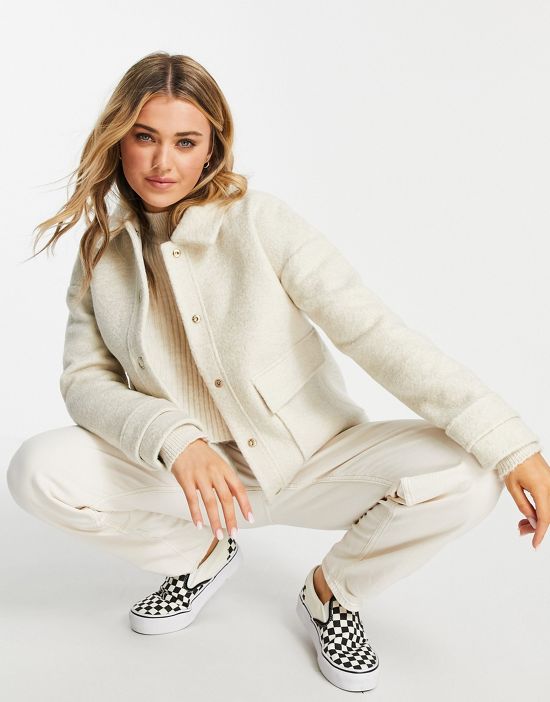 https://images.asos-media.com/products/ever-new-borg-jacket-with-oversized-pockets-in-cream/200987670-1-cream?$n_550w$&wid=550&fit=constrain