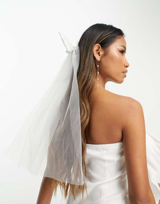 https://images.asos-media.com/products/ever-new-bridal-exclusive-tulle-bow-clip-on-veil-in-ivory/203828339-2?$n_640w$&wid=513&fit=constrain