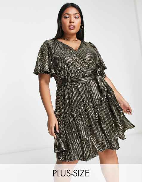 Premium Photo  Beauty curve plus size woman in a gray mini dress