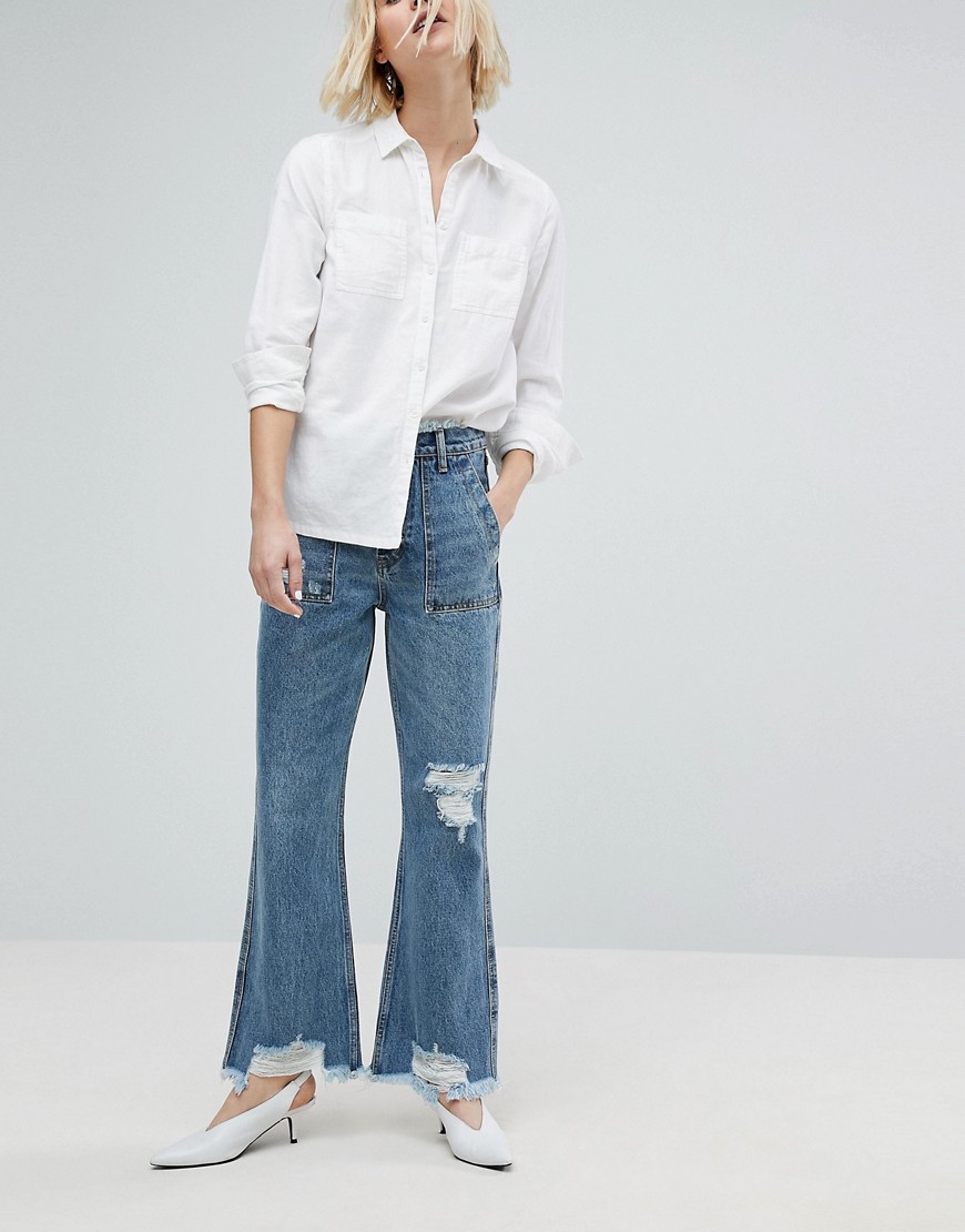 EVIDNT – Korta utsvängda jeans med råa kanter-Blå