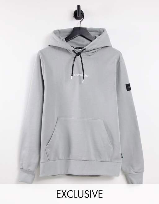 Exclusivité ASOS - Calvin Klein - Sweat à capuche avec logo inversé sur la poitrine - Gris