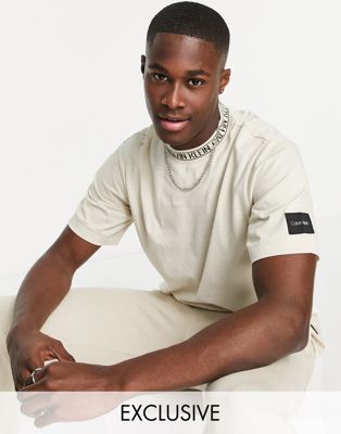 Marques de designers Exclusivité  - Calvin Klein - T-shirt de course avec col à logo - Taupe