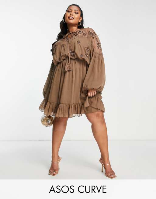 Exclusivité - ASOS DESIGN Curve - Robe courte ornée de fleurs en mousseline douce