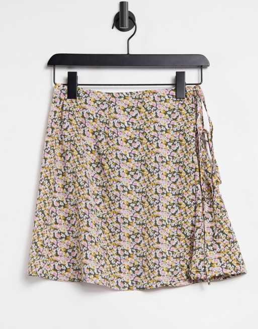 Exclusivité ASOS - Fashion Union - Mini-jupe portefeuille de plage avec lien à nouer (fait partie d'un ensemble) - Floral